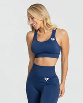 وصف: حمالة صدر رياضية "Power Seamless Sports Bra | Sapphire Blue" من WOMEN'S BEST وبنطال ضيق.